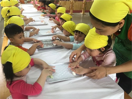 Tết Hàn Thực đã đến với các bé trường mầm non Đô thị Sài Đồng